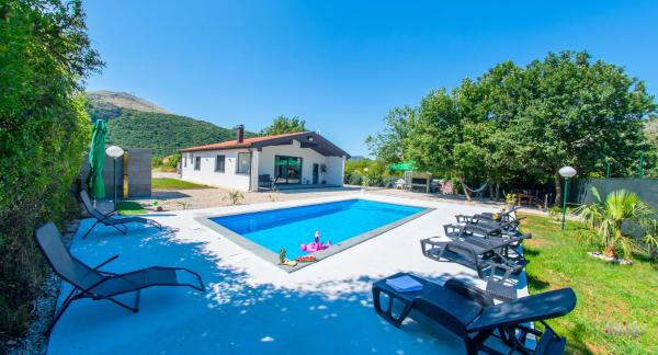 A la foto es mostra l'objecte Holiday Home Nova Lux situat a la ciutat de Mostar.