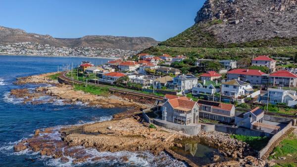 På bilden syns objektet By The Sea Villa on Kalk Bays Ocean Edge som ligger i staden Kalk Bay.