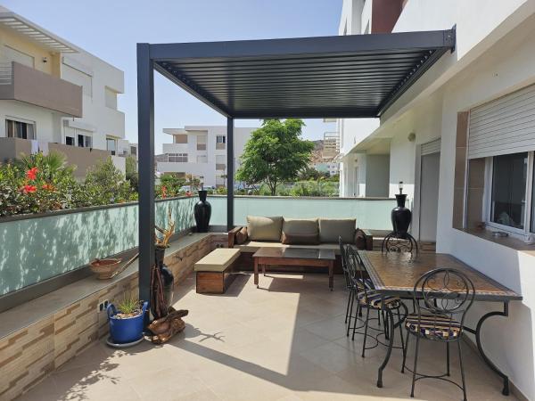 Na zdjęciu widoczny jest obiekt Appartement lumineux avec terrasse XXL, piscine & plage et vue montagne położony w mieście Imi Ouaddar.