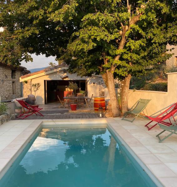 A la foto es mostra l'objecte Mas Provençal avec piscine situat a la ciutat de Curnier.