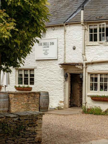 På bildet vises objektet The Bell Inn som ligger i byen Alvescot.