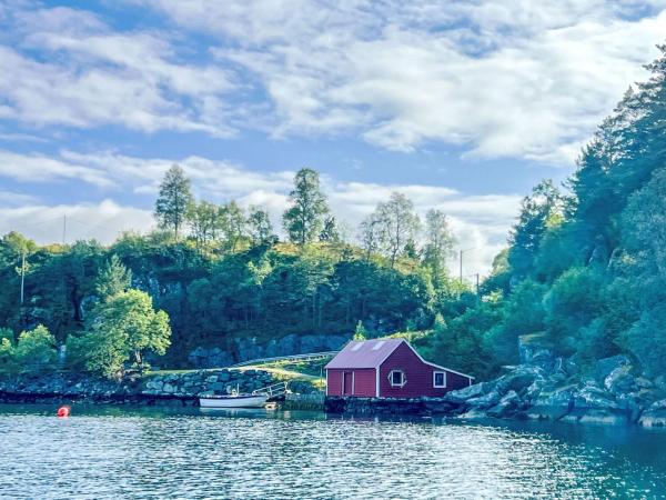 På billedet ses objektet Holiday Home Bjørkeneset by Interhome beliggende i byen Uggdal.