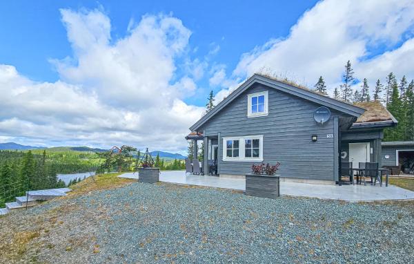 A la foto es mostra l'objecte Awesome Home In Vinje With Sauna situat a la ciutat de Høydalsmo.