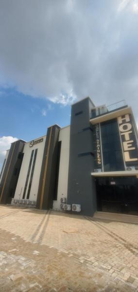 Auf dem Foto ist das Objekt Charles Stainless Hotel in der Stadt Abakaliki zu sehen.