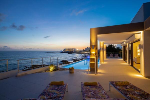 Villa 4 bedrooms direct beach access, stunning sea view, Simpson Bay