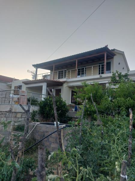 A la foto es mostra l'objecte Laertis house situat a la ciutat de Himare.