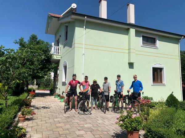 Auf dem Foto ist das Objekt Bujtina Bashllari in der Stadt Zvarisht zu sehen.