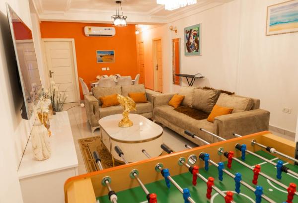 The photo shows the Eppys 2 bedroom luxe Apartment located in the city of Trofwi.
