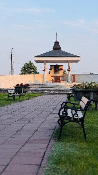 Na zdjęciu widoczny jest obiekt Dom Pielgrzyma - Sanktuarium Matki Bożej Leśniańskiej położony w mieście Huszlew.