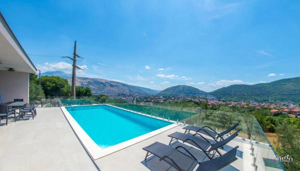 The photo shows the Villa Panorama Olive Hill located in the city of Goranci.
