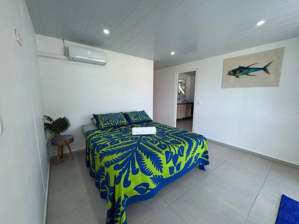 A la foto es mostra l'objecte Blue House Lodge situat a la ciutat de Faaa.