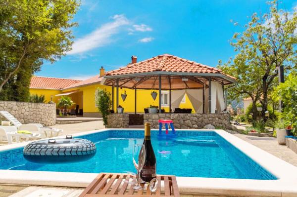 Na zdjęciu widoczny jest obiekt Holiday home in Grizane 39291 położony w mieście Grižane.