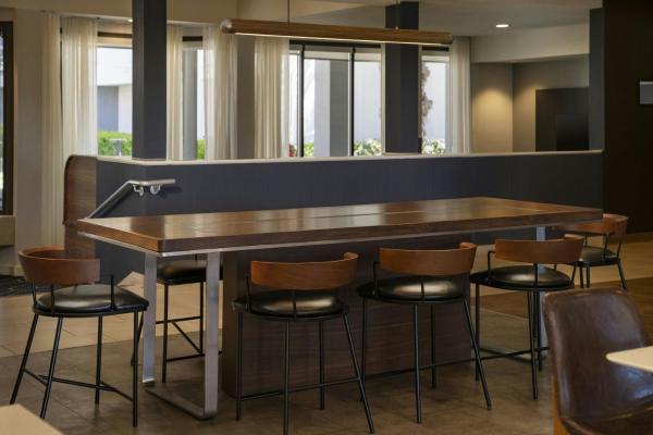 Nella foto è visibile l'oggetto Courtyard by Marriott Fresno situato nella città di Fresno.
