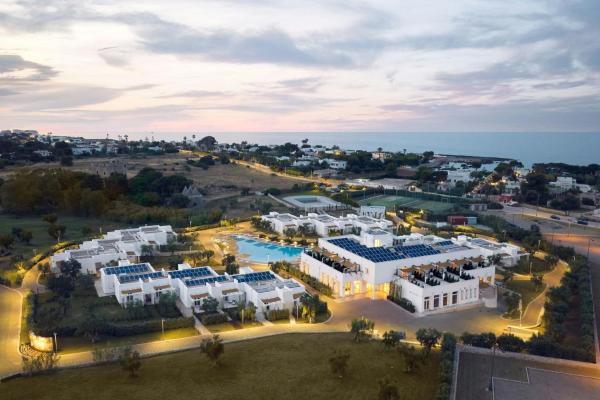 写真にはポリニャーノ・ア・マーレ市にあるCala Ponte, a Tribute Portfolio Hotelが写っています。