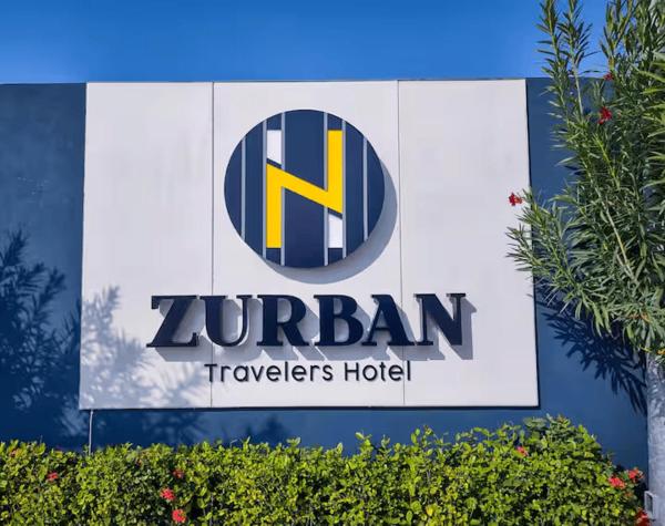 A la foto es mostra l'objecte Zurban Travelers situat a la ciutat de Paraíso.