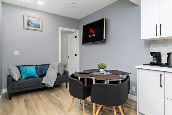 På billedet ses objektet Blissful Nest - Cozy, Classy 2 Bedroom Private Suite Netflix, free Parking, 20 minutes to West Edmonton Mall and Airport beliggende i byen Devon.