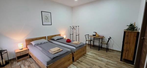 Na fotografii je vidět objekt Riverstone Retreat Studio nacházející se ve městě Bravnice.