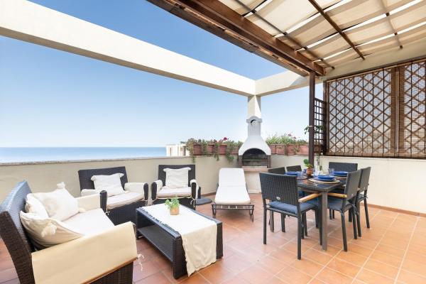 写真にはアルゲーロ市にあるTerrazza vista Mare ad Alghero - Attico Calabonaが写っています。