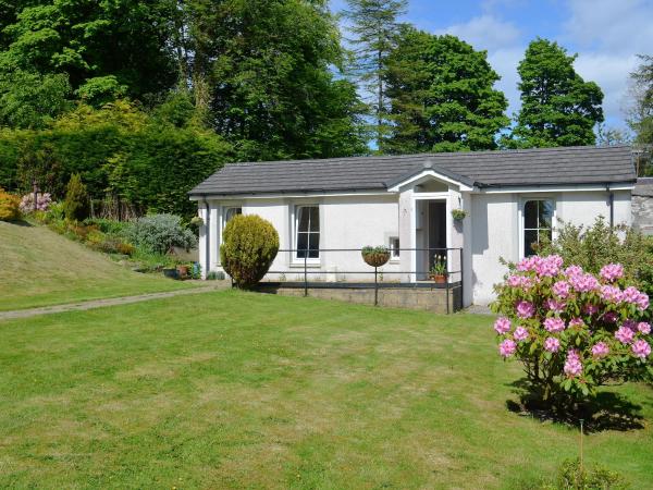 Na zdjęciu widoczny jest obiekt Cameron Lodge Cottage położony w mieście Innellan.