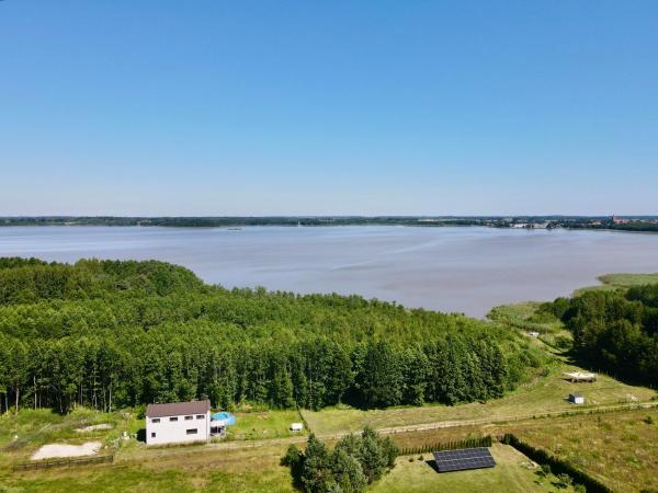 Na zdjęciu widoczny jest obiekt Mazury Lake House Sailing & Nature położony w mieście Matyty.