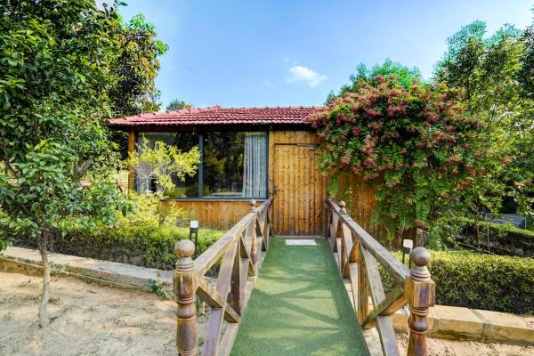 照片显示了位于Bhundsi市的Alaya Stays Fortezza Pet-friendly 6-BHK Farmhouse With Private Pool, Gazebo & Lush Garden物件。