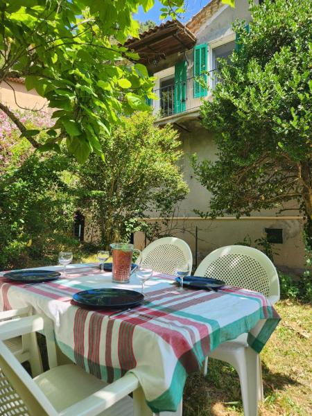 A la foto es mostra l'objecte Maison au bord de la rivière situat a la ciutat de Rochessadoule.
