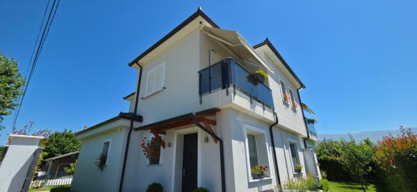 På billedet ses objektet Marena B&B beliggende i byen Pogradec.