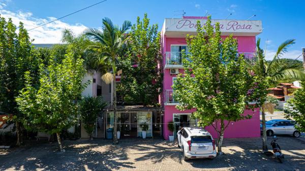 A la foto es mostra l'objecte Pousada Rosa situat a la ciutat de Penha.