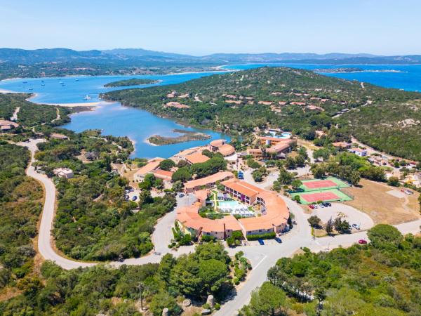 Na zdjęciu widoczny jest obiekt Felix Hotels - Residence Hotel Costa Serena położony w mieście Palau.