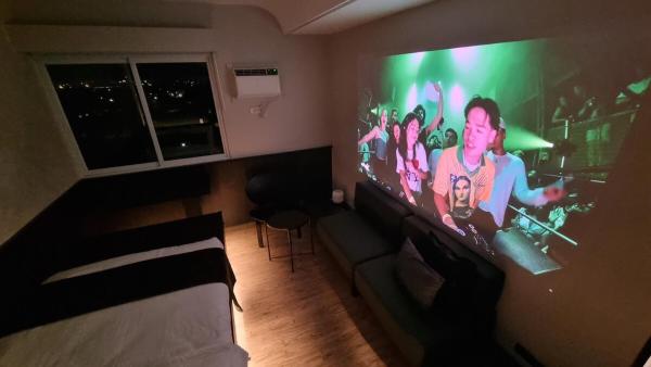 Foto 5: Highwind - Projector, Playstation 4, Pool