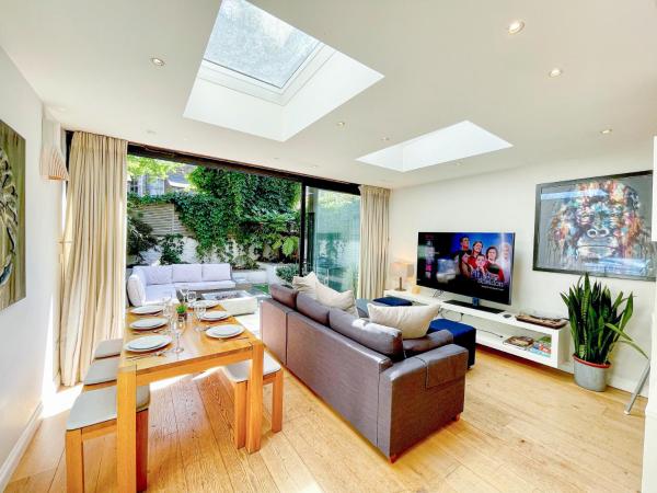 2-Bedroom flat with private patio & firepit in Shepherds Bush near Hammersmith by Staylio London, Londra