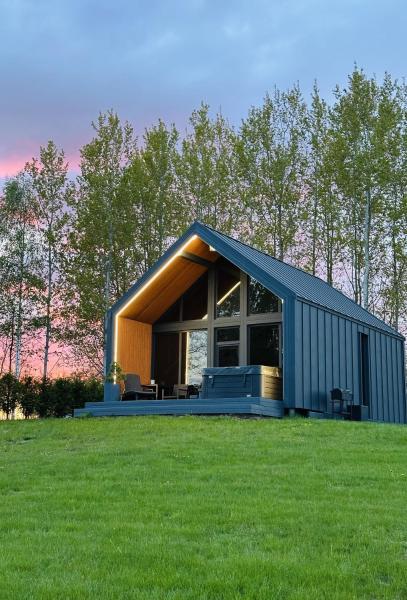 A la foto es mostra l'objecte Sniegi design cabin with included sauna and jacuzzi situat a la ciutat de Dārznieki.