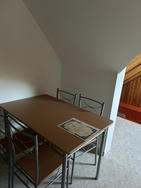 Op de foto is het object Kőrisfa Csárda magánszállás te zien, gelegen in de stad Nagykőrös.
