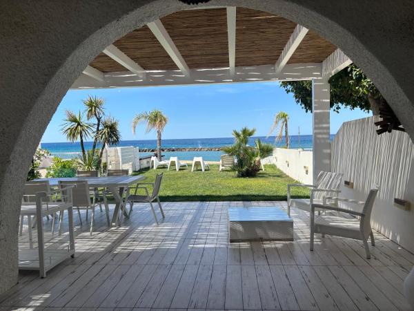 Na fotografii je vidět objekt Villa a Diamante Sulla Spiaggia nacházející se ve městě Belvedere Marittimo.