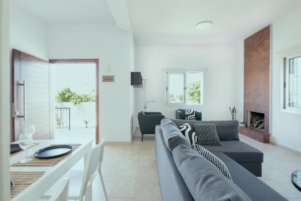 Citrus & Sun Central 2br Apt With Private Garden - Мандрия