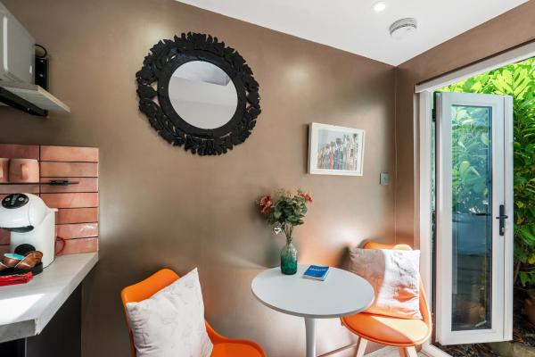 Foto 7: Tiny House with private Parking & Patio - central Brighton