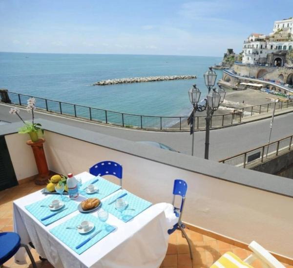 Na foto é possível ver o objeto Il Sogno Italiano localizado na cidade de Atrani.