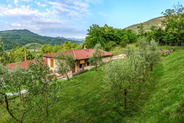 The photo shows the Zelkonn House located in the city of Preserje.