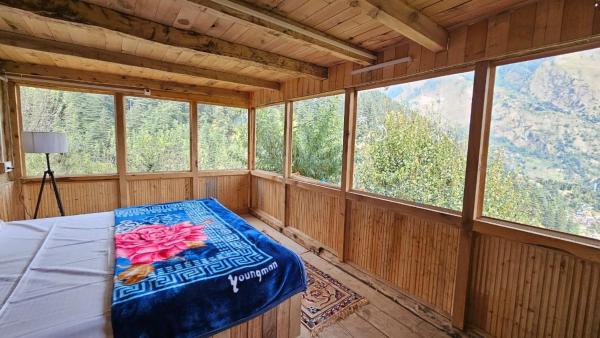 På billedet ses objektet Sunils Cabin 5BHK Glass View Villa Manali beliggende i byen Shirir.