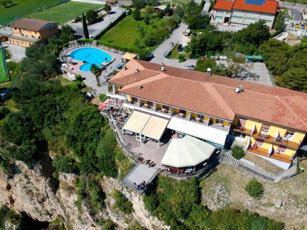 Auf dem Foto ist das Objekt Terrazza del Brivido, Hotel Paradiso in der Stadt Pieve zu sehen.