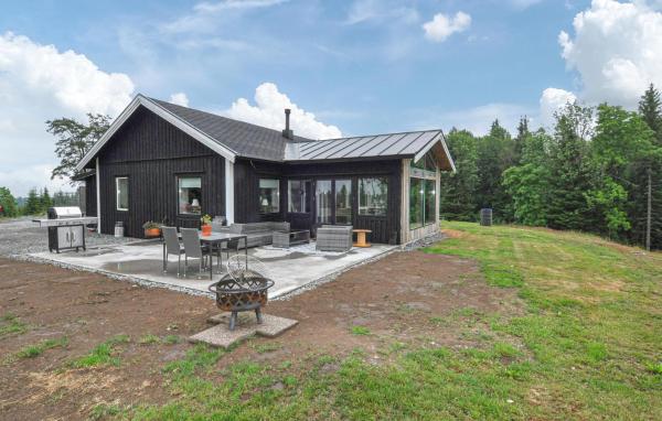 Na fotografii je vidět objekt Cozy Home In Bengtsfors With Sauna nacházející se ve městě Bengtsfors.