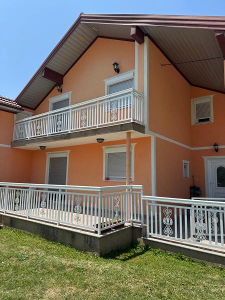 Op de foto is het object Apartman Lida te zien, gelegen in de stad Izačić.