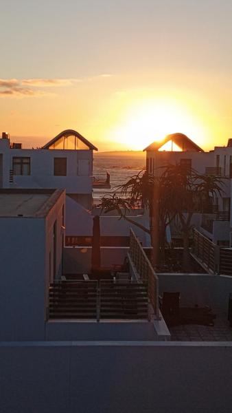 Beachfront Penthouse With Balcony And Parking - Cape Town