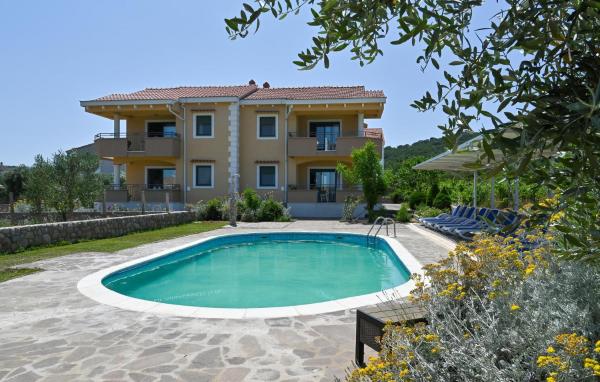 照片显示了位于Pašman市的Eight-Bedroom Holiday Home In Pasman物件。