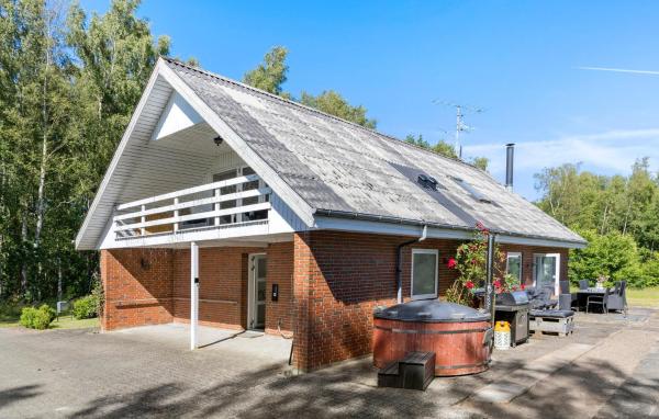 Na zdjęciu widoczny jest obiekt 4 Bedroom Amazing Home In Ørsted położony w mieście Ørsted.