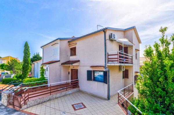 Na fotografii je vidět objekt Apartments in Selce 41668 nacházející se ve městě Selce.