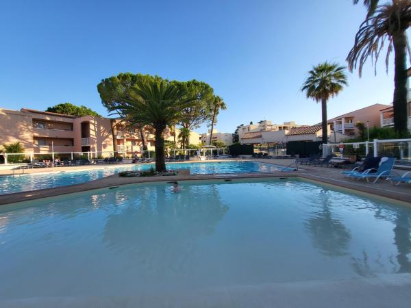 A la foto es mostra l'objecte Beau T2 à Golfe-Juan vue piscines parc tropical Résidence du Golf proches plages situat a la ciutat de Vallauris.
