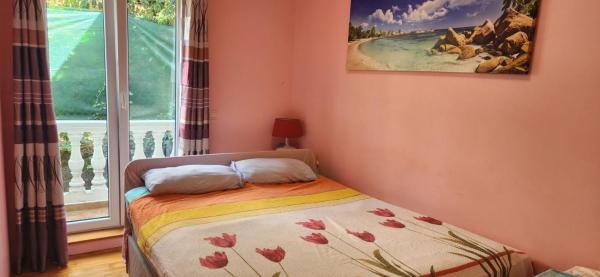 På billedet ses objektet Porodicni Lux apartman beliggende i byen Kameno.