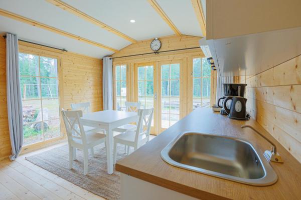 На фото показан объект Gustava Parken - 3 persons cottage, расположенный в городе Gustavsfors.
