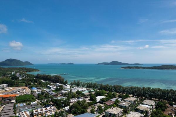 A la foto es mostra l'objecte C123 Rawai Beachfront Vibe 1BR Chill & Swim Spot situat a la ciutat de Rawai Beach.